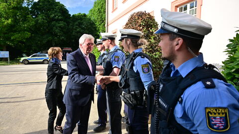 Nach rund zwölf Jahren legt der dienstälteste Regierungschef, Ministerpräsident Volker Bouffier, morgen im Hessischen Landtag sein Amt nieder. Heute Abend wurde er mit einer feierlichen Serenade im Wiesbadener Schloss Biebrich verabschiedet. Unter den Gästen waren viele politische Weggefährten und Freunde des Ministerpräsidenten sowie Vertreter der Kirchen, der Medien, aus der Wirtschaft, dem Sport und der Gesellschaft.