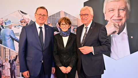 Nach rund zwölf Jahren legt der dienstälteste Regierungschef, Ministerpräsident Volker Bouffier, morgen im Hessischen Landtag sein Amt nieder. Heute Abend wurde er mit einer feierlichen Serenade im Wiesbadener Schloss Biebrich verabschiedet. Unter den Gästen waren viele politische Weggefährten und Freunde des Ministerpräsidenten sowie Vertreter der Kirchen, der Medien, aus der Wirtschaft, dem Sport und der Gesellschaft.