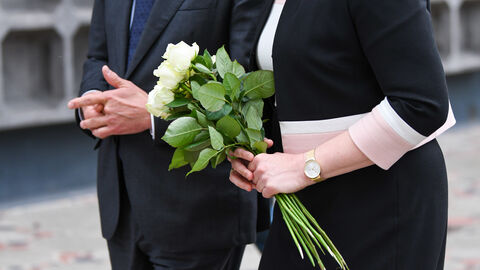 Ministerpräsident Boris Rhein und die Regierende Bürgermeisterin von Berlin Franziska Giffey haben am Donnerstagabend am Tatort Blumen für die Opfer der Todesfahrt in Berlin niedergelegt.