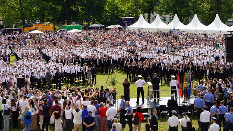 Vereidigung von mehr als 850 Kommissaranwärterinnen und -anwärtern