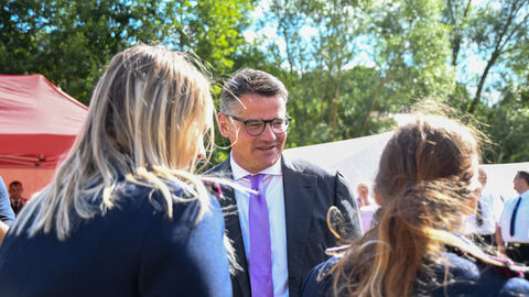 Ministerpräsident Boris Rhein auf der 10. Internationalen Jugendbegegnung der Jugendfeuerwehr