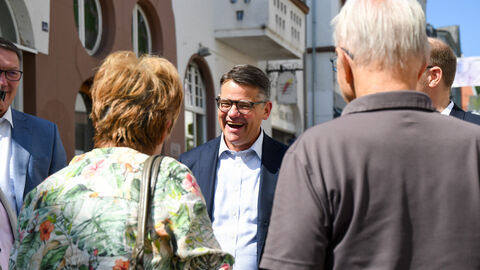 Boris Rhein auf dem Wochenmarkt in Bad Nauheim
