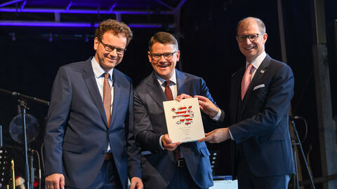 Ministerpräsident Rhein am Glauberg zur Feier des 50-jährigen Bestehens des Wetteraukreises 