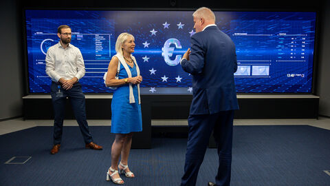 Digitalministerin Kristina Sinemus hat sich bei der Bundesbank darüber informiert, wie Künstliche Intelligenz auch in der Finanzwelt wertvoll eingesetzt werden kann und wo mögliche Risiken sind.