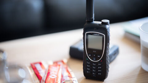 Ein Funkgerät auf einem Tisch