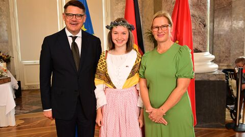 Bildunterschrift: Ministerpräsident Boris Rhein mit seiner Frau Tanja Raab-Rhein und Lavendelkönigin Ariane I.; Ariane Baecker. 