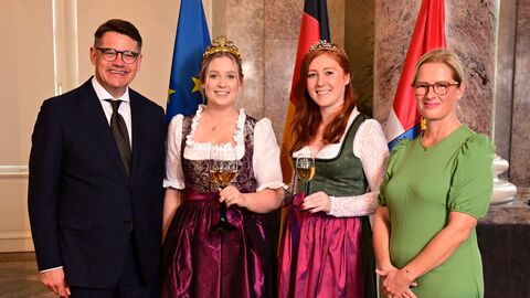 Ministerpräsident Boris Rhein mit seiner Frau Tanja Raab-Rhein und die Hochheimer Weinkönigin Viktoria I. und ihre Weinprinzessinnen Julia und Jana; Viktoria Wolf, Julia Grampe und Jana Steinmetz. 