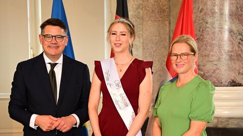 Ministerpräsident Boris Rhein mit seiner Frau Tanja Raab-Rhein und die Wöllstädter Weinkönigin Melanie I.; Melanie Sterzing. 