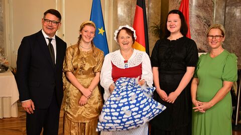 Ministerpräsident Boris Rhein mit seiner Frau Tanja Raab-Rhein und Frau Holle mit Gold- und Pechmarie aus Bad Sooden-Allendorf; Petra Jathe, Charlotte Tönnies und Anna Rang. 