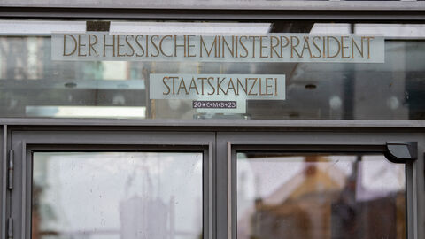 Der Segen über der Tür der Staatskanzlei