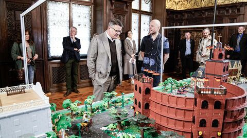 Ministerpräsident Boris Rhein und Künstler Oliver Schaffer