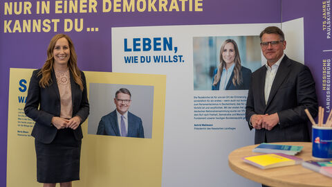 Landtagspräsidentin Astrid Wallmann und Ministerpräsident Boris Rhein vor Plakat