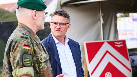 Ministerpräsident Boris Rhein zu Besuch auf dem Platz der Bundeswehr auf dem Hessentag 2023