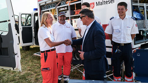 Ministerpräsident Boris Rhein zu Besuch auf dem Platz der Hilfsorganisationen auf dem Hessentag 2023