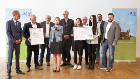 Der Chef der Hessischen Staatskanzlei und Demografie-Beauftragte der Landesregierung, Staatsminister Axel Wintermeyer, hat das Medizinische Versorgungszentrum (MVZ) Schwarzenborn mit dem ersten Platz beim Hessischen Demografie-Preis 2023 ausgezeichnet.