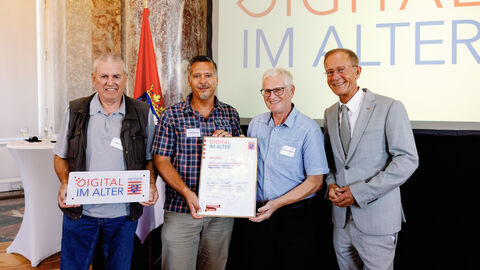 Der Chef der Hessischen Staatskanzlei, Staatsminister Axel Wintermeyer, hat die Stadt Spangenberg beim 2. Di-Lotsen-Tag in Wiesbaden als Di@-Lotsen-Stützpunkt begrüßt und ihnen die Urkunde überreicht.