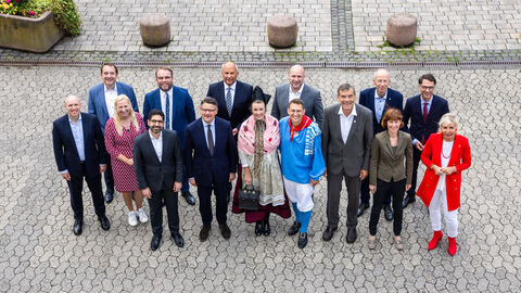 Hessisches Kabinett mit Fritzlars Bürgermeister Hartmut Spogat und dem Hessentagspaar Franziska und Kevin Wathling