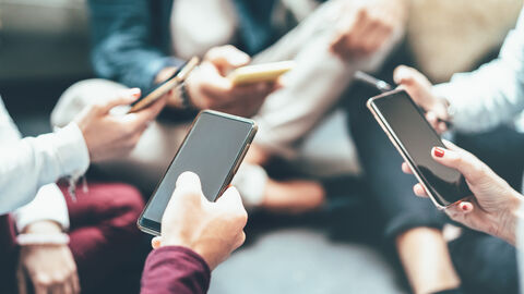 Mehrere Menschen nutzen Smartphones