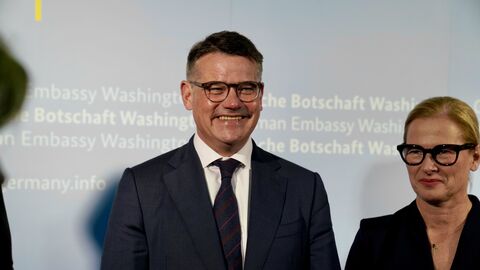 Ministerpräsident Boris Rhein und seine Frau stehen nebeneinander.