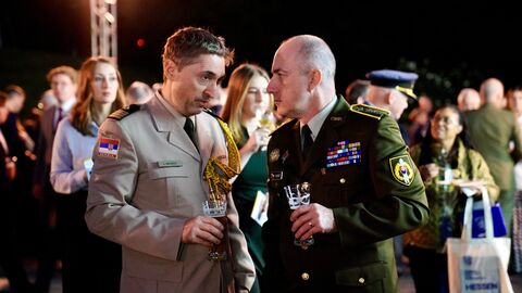 Zwei Männer in militärischer Uniform stehen nebeneinander
