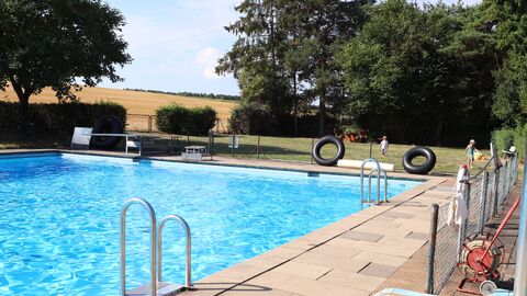 Staatsminister Wintermeyer beim Besuch des Dorfbads in Lingelbach