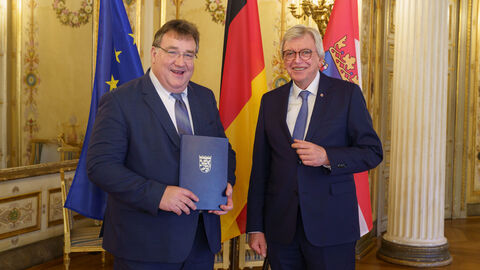 Hessens Ministerpräsident Volker Bouffier überreicht Mark Weinmeister seine Ernennungsurkunde für das Amt des Regierungspräsidenten von Kassel.  
