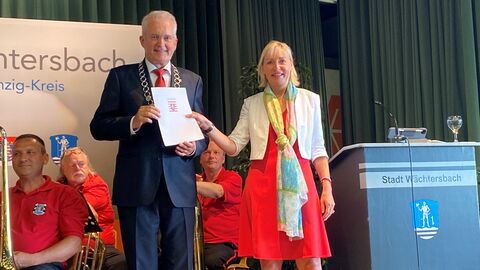 Digitalministerin Sinemus übergibt den Förderbescheid an Wächterbachs Bürgermeister Andreas Weiher