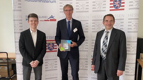 Gruppenfoto: Kultusminister Lorz zeichnet Internatsschule Schloss Hansenberg für erstklassige berufliche Orientierung aus