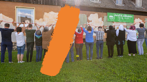 Gruppenfoto zur Aktion „Alter Treffpunkt – Neuer Anstrich: Starthilfe für kreative Köpfe“