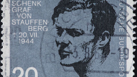 Eine Briefmarke mit Widerstandskämpfer Oberst Claus Schenk Graf von Stauffenberg
