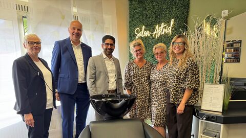 Minister Mansoori besucht Friseursalon in Geisenheim