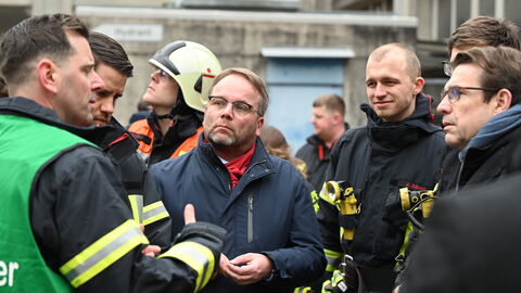 . Wissenschaftsminister Timon Gremmels hat sich gemeinsam mit Darmstadts Oberbürgermeister Hanno Benz vor Ort über den Großeinsatz bei einem Brand auf dem Gelände des GSI Helmholtzzentrums für Schwerionenforschung informiert.